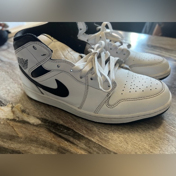 Nike Air Jordans Reverse Pandas Mid 11.5 mens - Picture 5 of 7